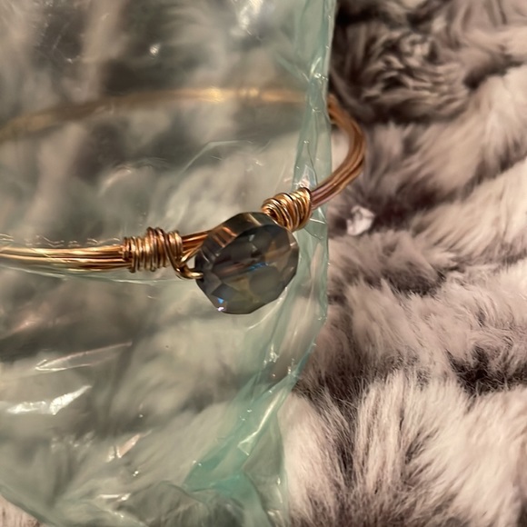 Custom made gold tone wire bracelet. 3 faceted stones that change colors 💎 - Picture 4 of 5